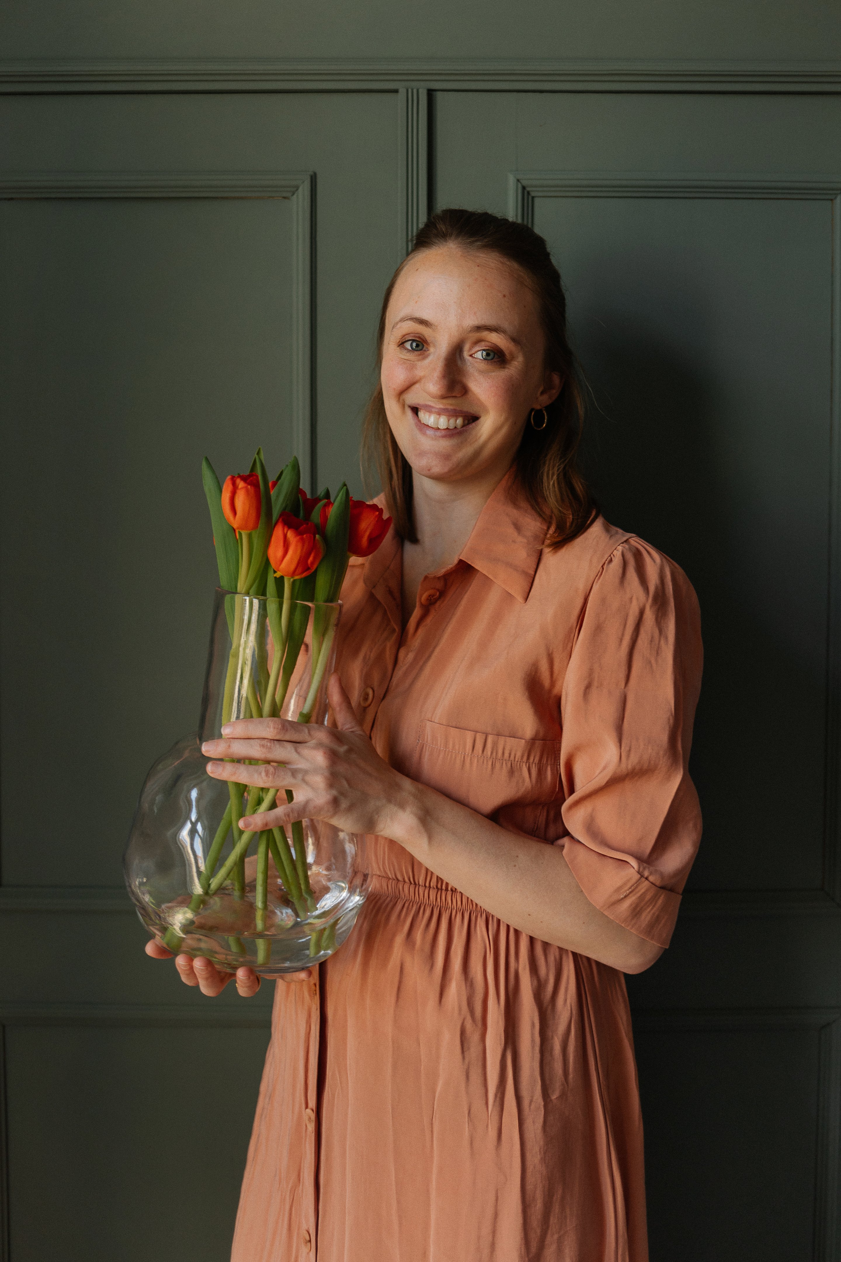 Dr. Pauline Ramisch mit Tulpen